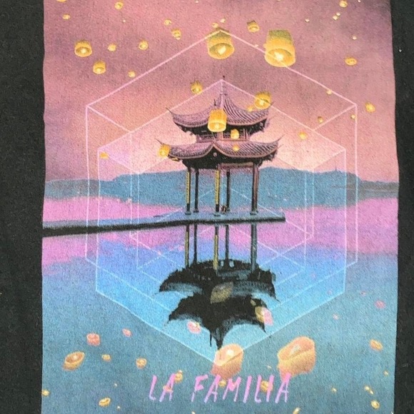 La Familia Japan Inspired Graphic Tee Size Medium Black T-Shirt Pagoda - Picture 2 of 2